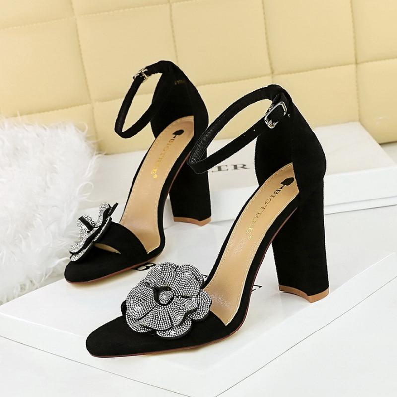 

Американский стиль банкетные туфли супер высокий каблук круглый носок женские замшевые туфли со стразами и цветами ремешок на щиколотке толстый каблук босоножки 37