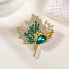 Exquisite Zirkon-Ahornblatt-Broschen für Damen, luxuriöser Strass-Pflanzen-Corsage-Schmuck für Kleider, Jacken und Partys