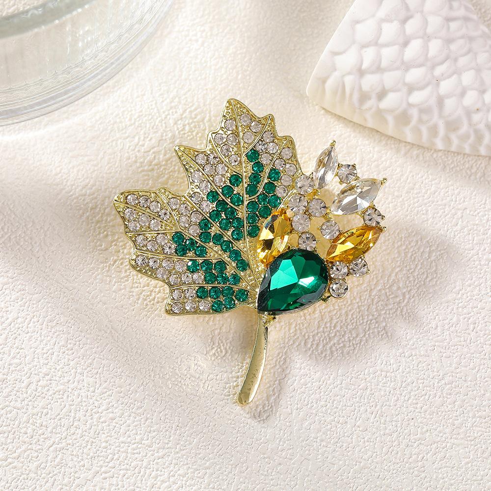 Exquisite Zirkon-Ahornblatt-Broschen für Damen, luxuriöser Strass-Pflanzen-Corsage-Schmuck für Kleider, Jacken und Partys