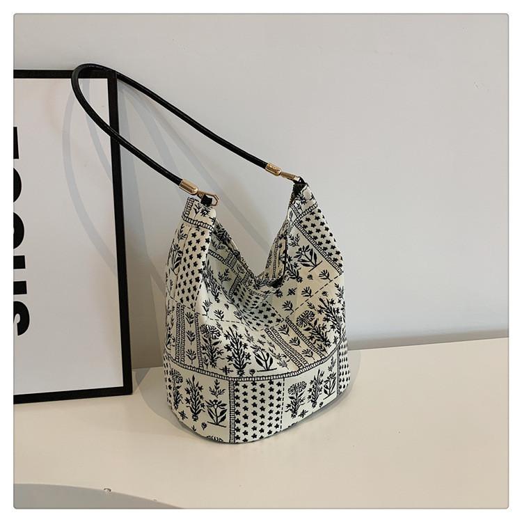 

Fashionable Black And Beige Bucket Bag For Women Stylish And Trendy Design Perfect For Daily Use бежевий