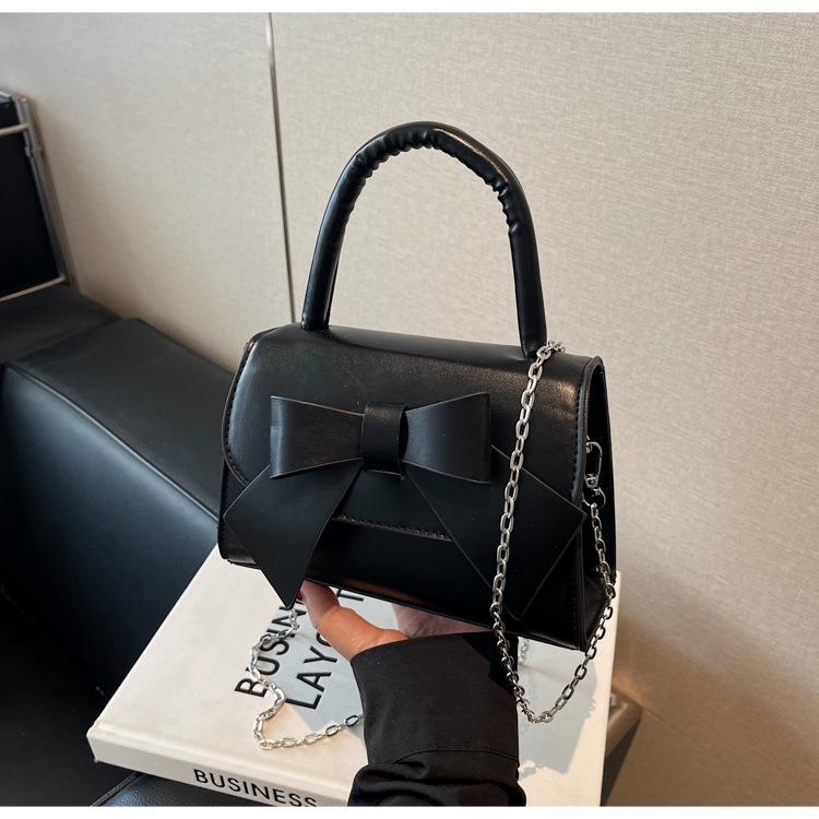 Trendy Texturovaná Crossbody taška s mašlí: Módní a všestranná dámská kabelka pro rok 2025