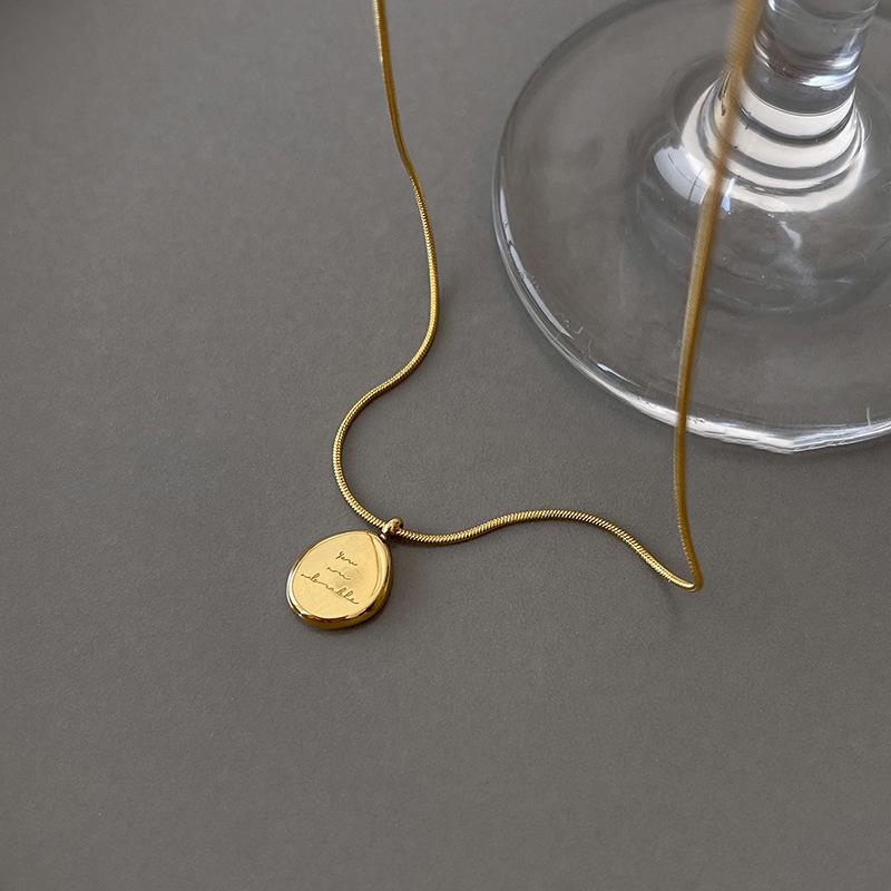 Elegancki Francuski Srebrny Naszyjnik z Perłą w Kształcie Serca - Luksusowy Łańcuszek na Kluczową Kostkę dla Kobiet