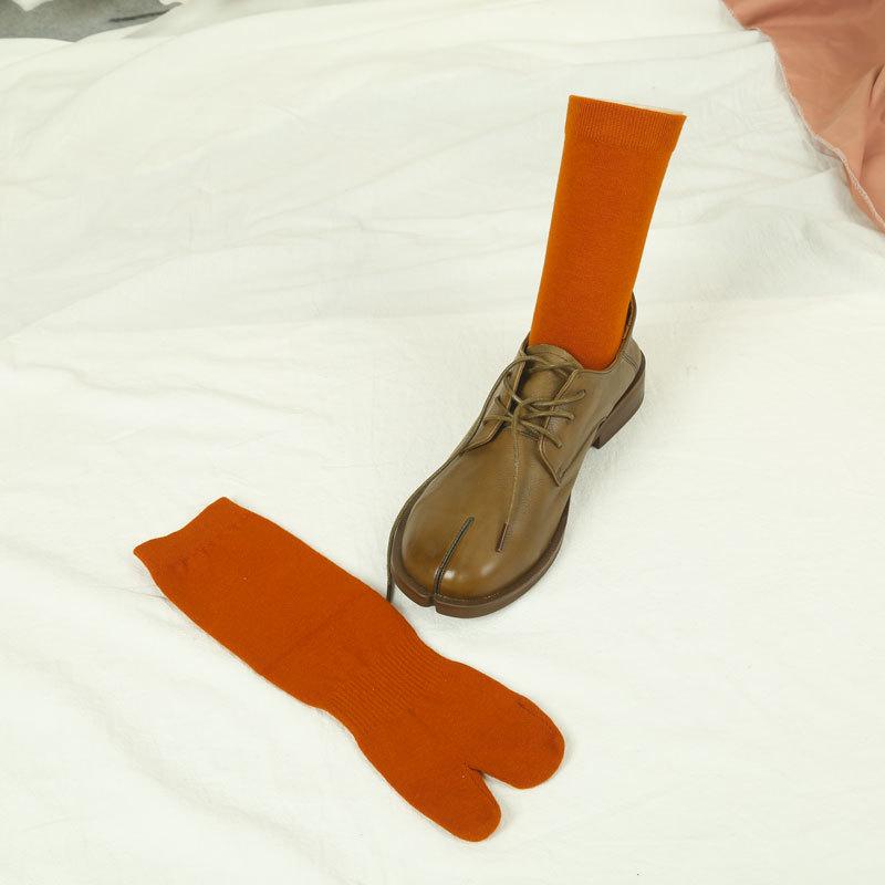 Calcetines de mujer hasta la pantorrilla con dos dedos divididos, color liso, estilo japonés, finos, diseño de pezuñas de cerdo