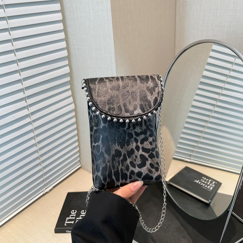 

2025 spring and summer new texture leopard print rivet shoulder messenger bag chain flip small square bag women s fashion bag factory чорний