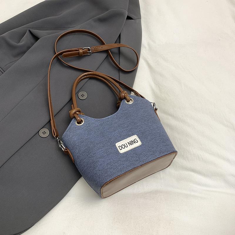 

Denim vegetable basket small bag women s 2025 new autumn and winter fashion commuter bucket bag high-end sense contrasting color messenger bag коричневый