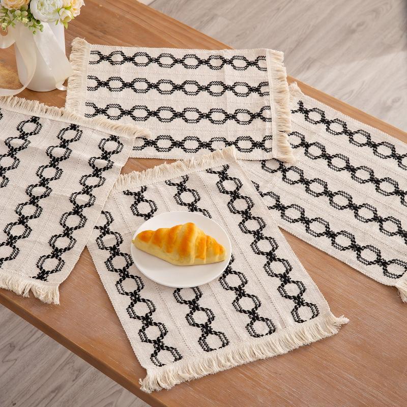 Látkové prostíráníTkané prostíráníStřapcové izolované prostíráníDvoubarevné patchworkové západní prostírání