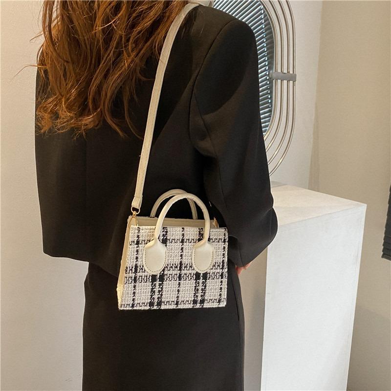 New Fashionable Contrasting Stripes Casual Simple Commuting Large Capacity Shoulder Bag Messenger Bag Handbag Women