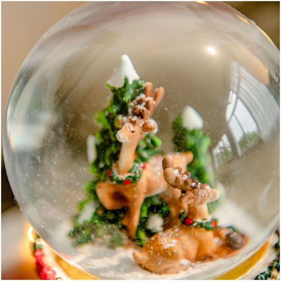 Evropská a americká sněhová scéna s borovicí, hrací skříňka: Vánoční ozdoba křišťálová koule dárek