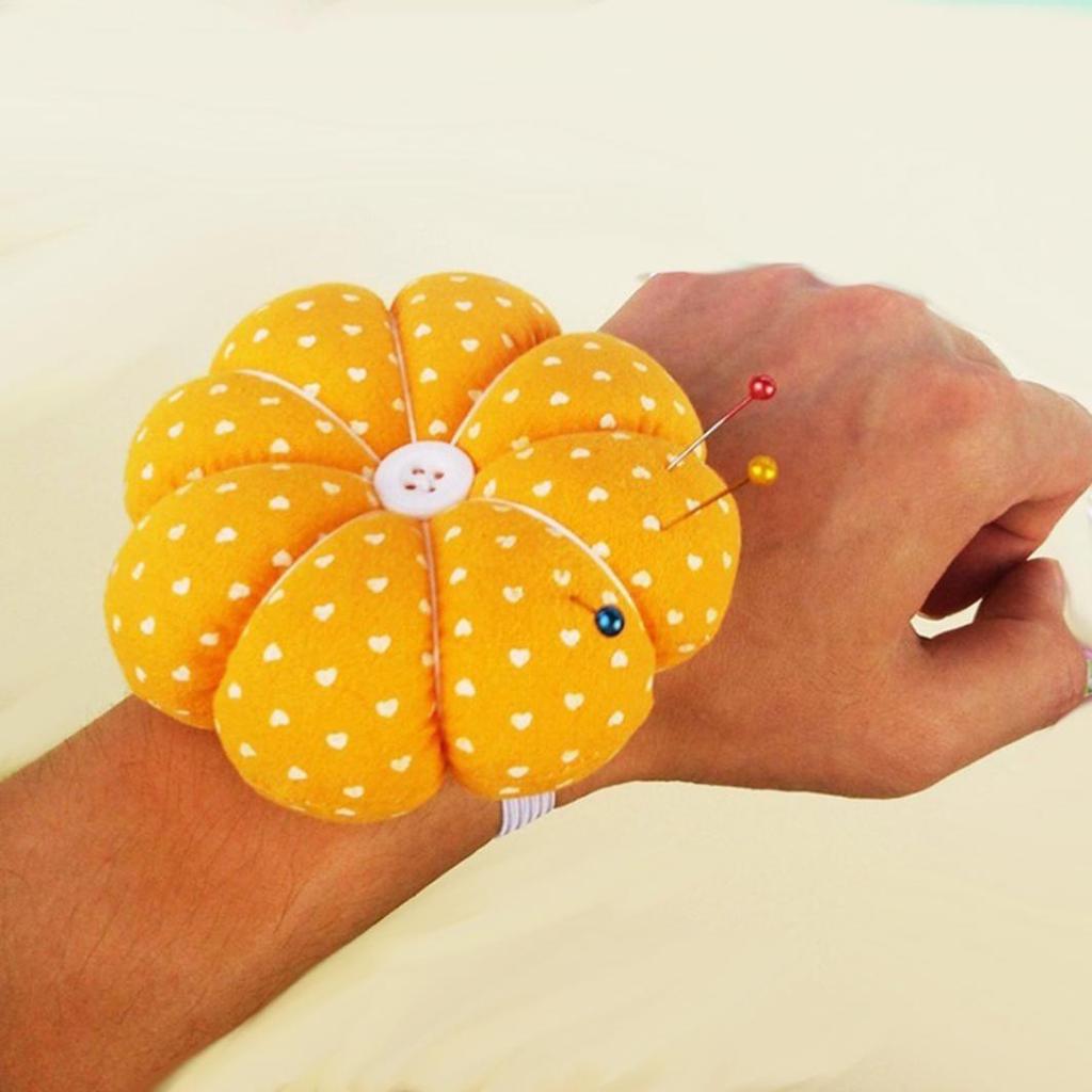 Plaid Grids Needle Sewing Pin Cushion Wrist Strap Tool Button Storages Holder PT Plaid Grids Needle Sewing Pin Cushion Wrist Strap Tool Button Storages Holder PT