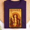 Resist Shirt, T-shirt Grafica Protesta Vintage, T-shirt Stile Arte Femminista, Top con Illustrazione Floreale di Donna, Abbigliamento Attivismo, Design Empowerment
