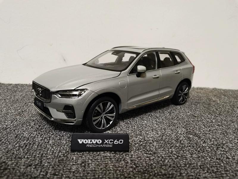 Official Volvo 1:18 Scale Alloy Car Models - XC60, XC90, S60L, Die-Cast with Factory Metallic Paint, Collector's Display Model