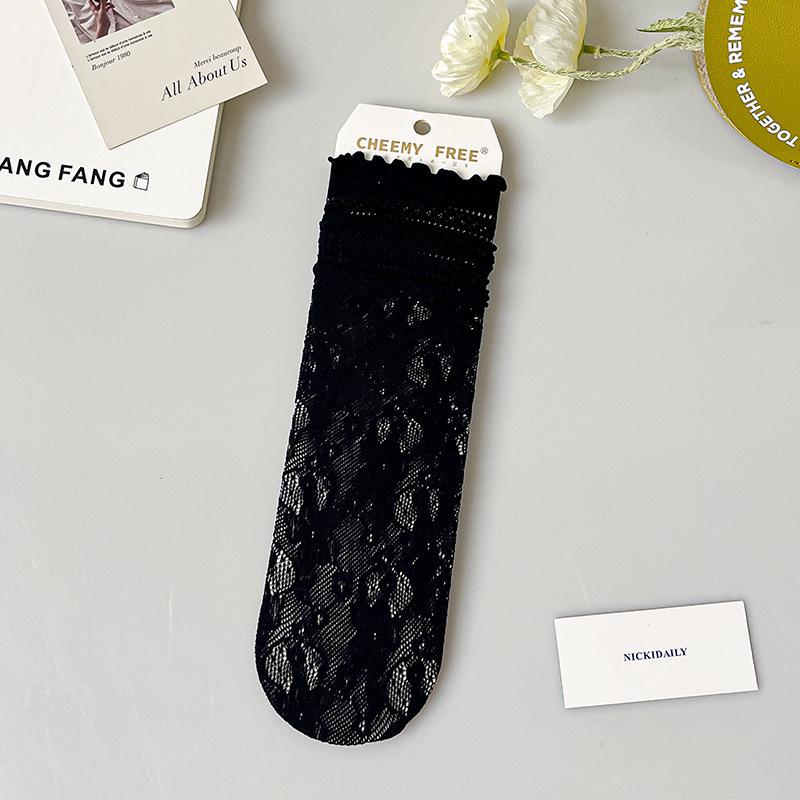 Chaussettes d'été blanches pour femmes avec bordure en dentelle respirante: Style mi-mollet froncé avec bordure à volants et design en maille