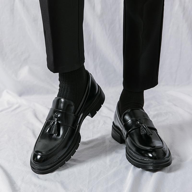 New Casual Leather Shoes for Men's Comfortable and Breathable Tassels One-foot-slide Loafers Men's Series