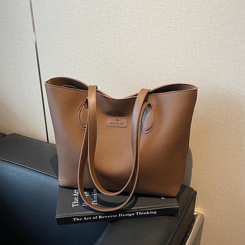 

Large capacity simple tote bag women s new high-end fashion shoulder bag niche class commuter bag темно-коричневого