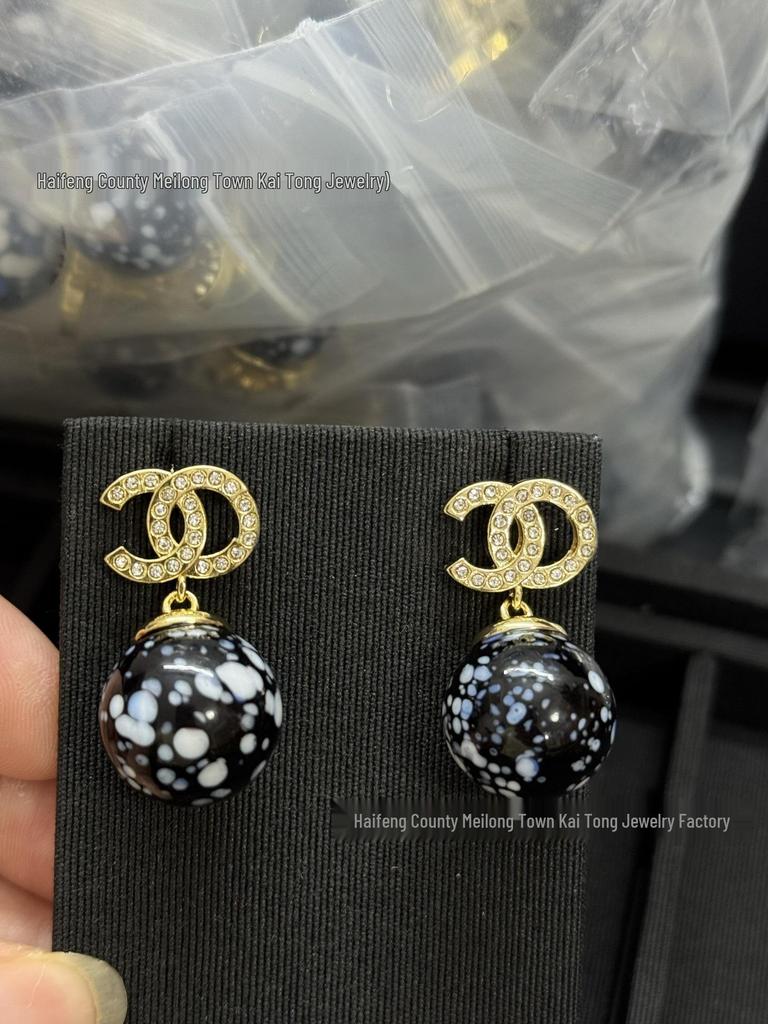 Classic Bi-Color Pearl & Black Bead Dangle Earrings: Versatile, Light Luxury Style