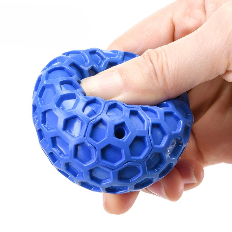 Hundespielzeug Haustier Ball mit Geräusch Wabenform Zähne Reinigen Quetschball Interaktives Spielzeug Welpe Weichgummi