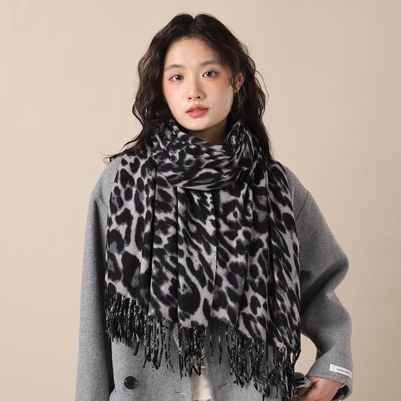 

Retro leopard print imitation cashmere fringed scarf women s winter new millennial spice girl shawl thickened warm scarf 180*70CM коричневий