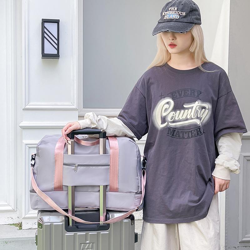 Versatile Canvas Travel and Sports Bag with Wet/Dry Compartments, Large Capacity, Single Shoulder, and Crossbody Features.