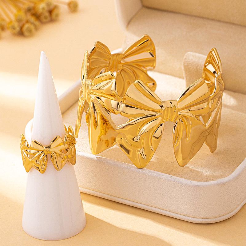 Chic Adjustable Metal Bowknot Bracelet for Women - European & American Style