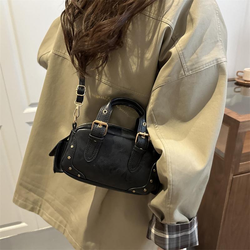 Fashion Cool Studded Women's Retro Shoulder Bag Decor Motorcycle Bag Exquisite Versatile Bowling Bag Multiple Pockets Handbag