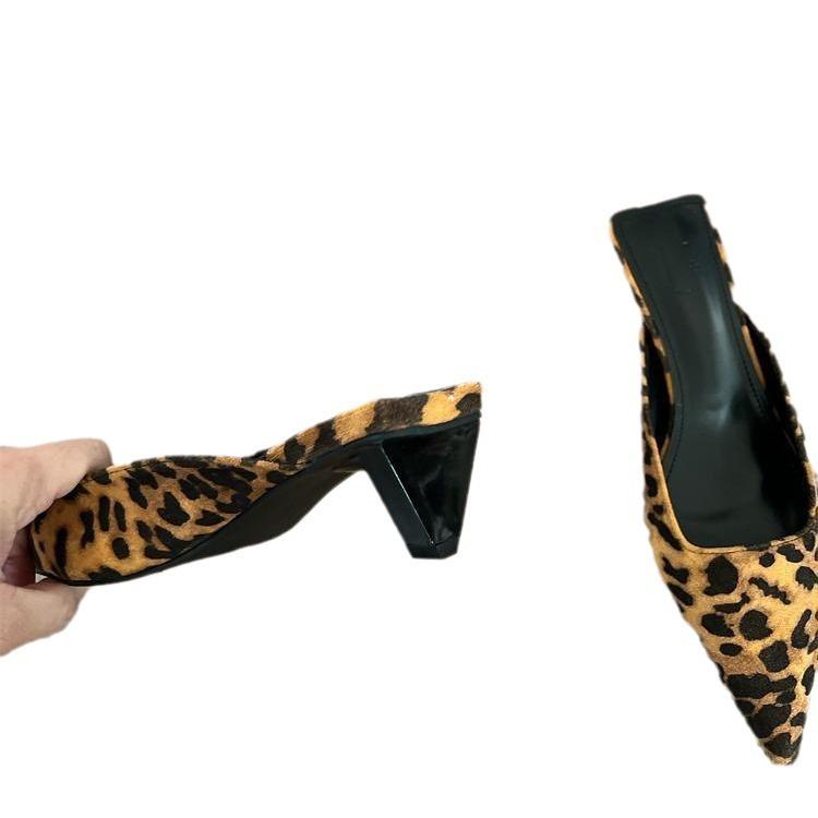 2025 nye vårslippers mote temperament allsidige spisse leopardtrykk halv-slippers dame medium hæl pose hode slippers dame