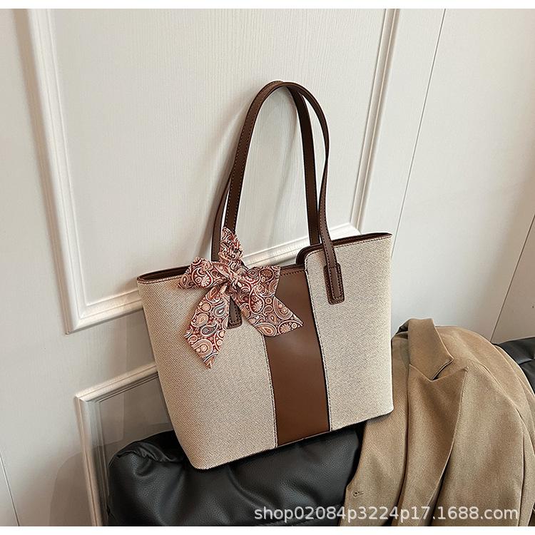 

2025 New Trend Fashion Versatile Silk Scarf Commuter Contrast Color Large Capacity Women s Shoulder Bag Tote Bag темно-коричневого