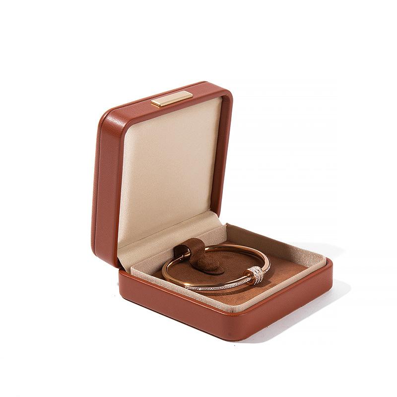 Högkvalitativ PU-läder Rundade Hörn Gyllene Spänne Smyckeskrin Ring Hänge Halsband Armband Förpackning Display Förvaringslåda