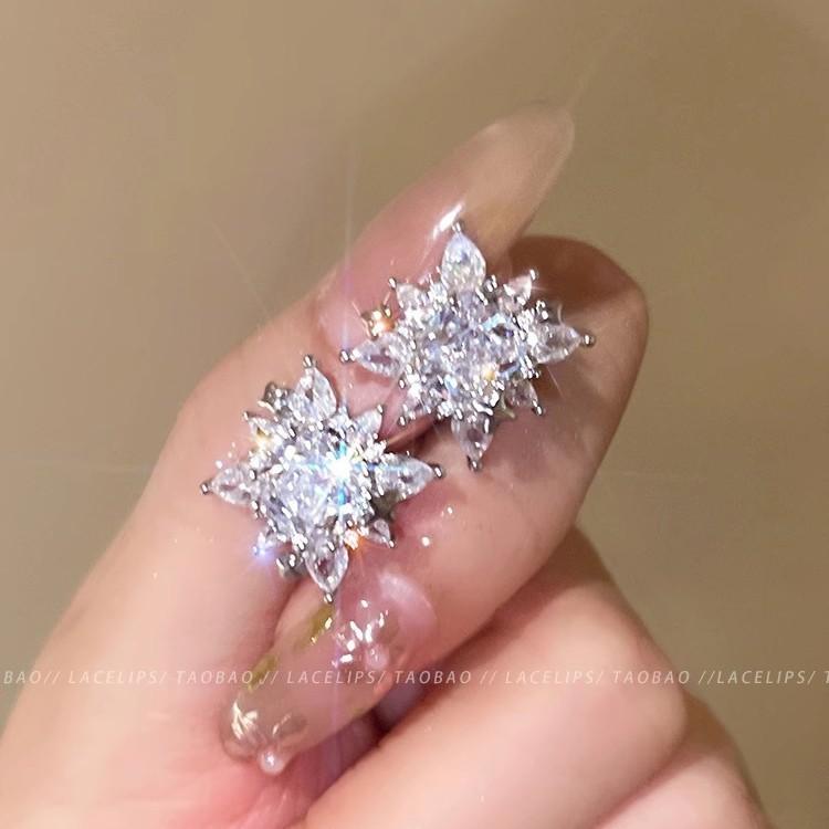Sparkling Diamond Star Ear Clips Women's Light Luxury Earrings Without Pierced Earrings Simple and Unique Spice Girl Ear Jewelry