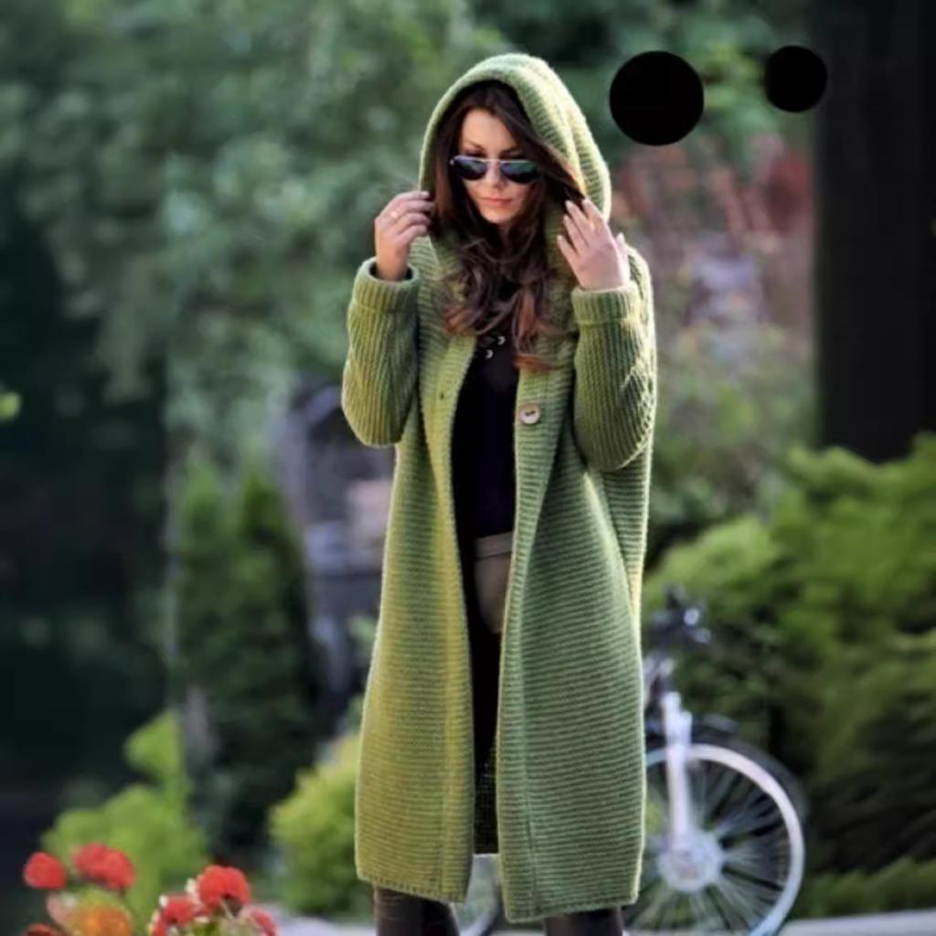 Dámský pletený svetr střední až dlouhé délky nadměrné velikosti s kapucí