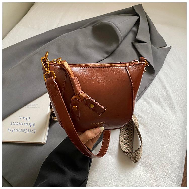 

High value simple fashion messenger bag women s 2025 autumn new casual wide shoulder strap shoulder bag retro niche коричневый