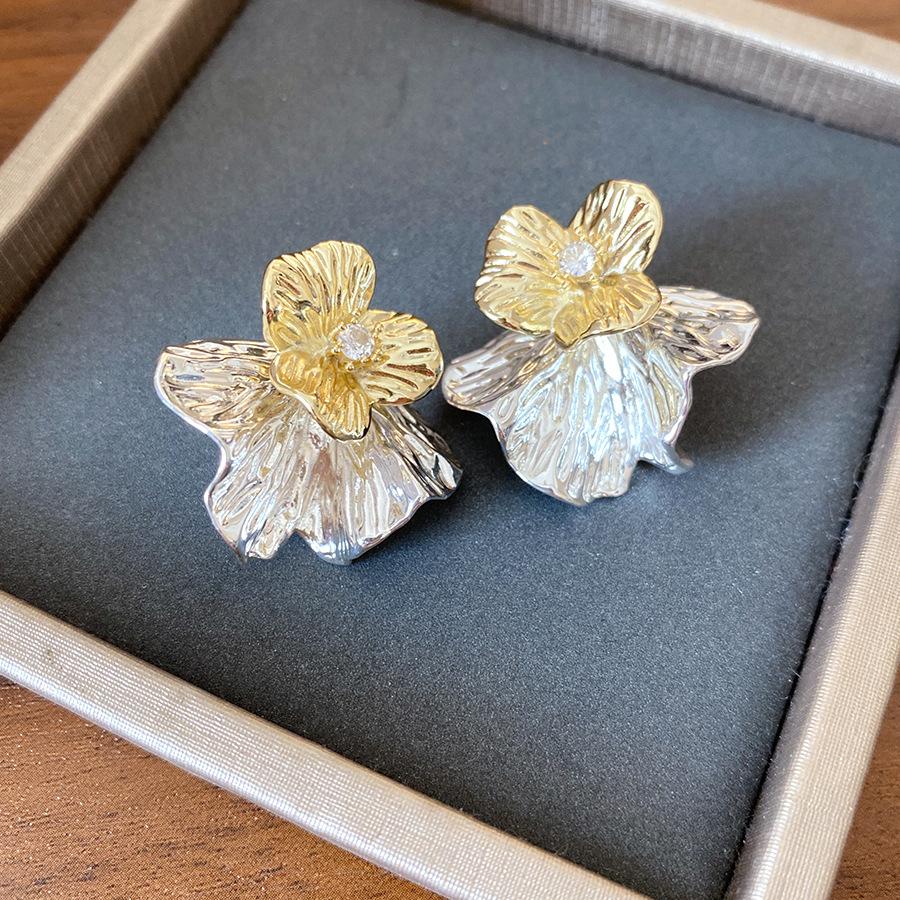Silver needle zircon flower pleated earrings light luxury high sense cold wind stud earrings fashion temperament versatile earrings