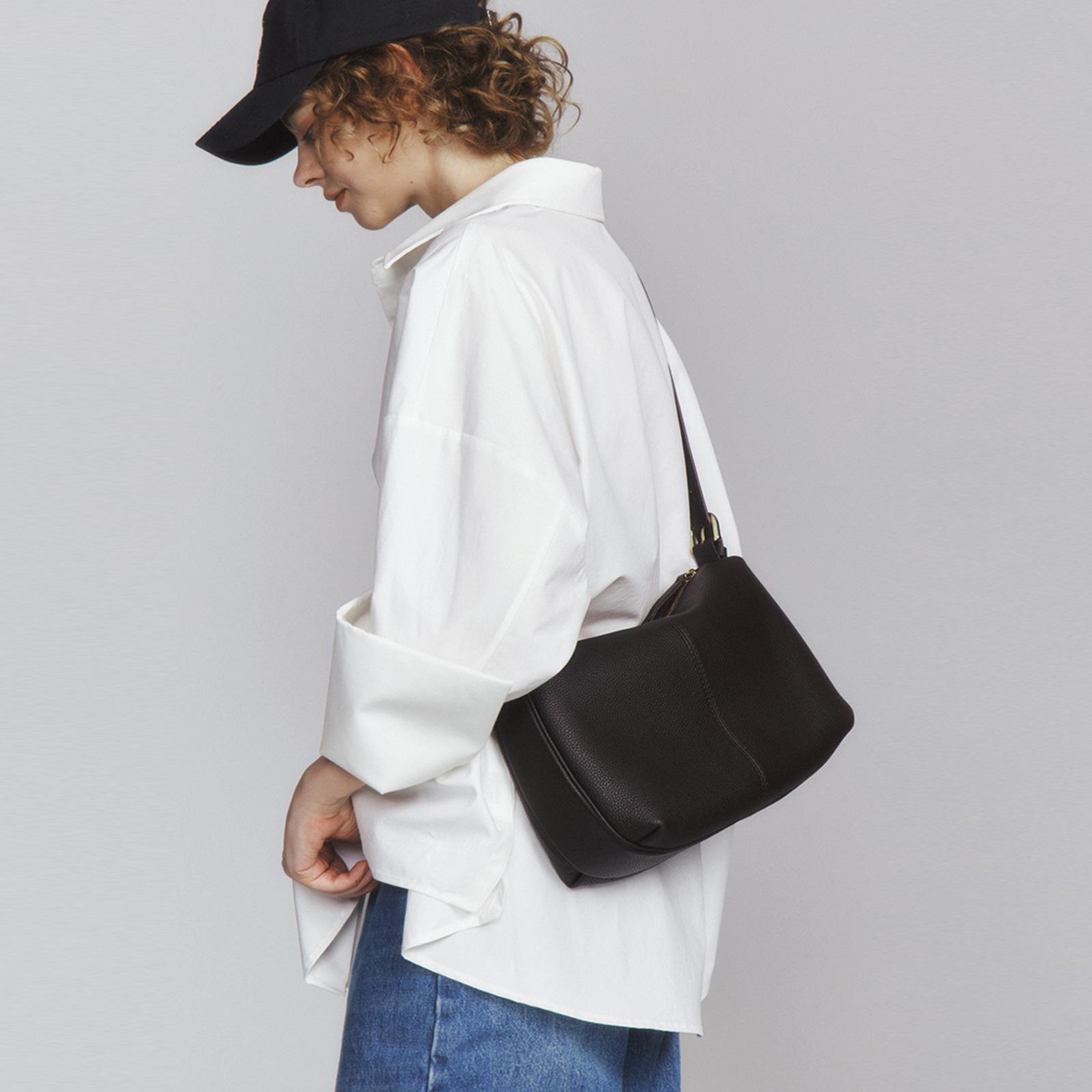 

The first layer of togo cowhide moon bag, the new one-shoulder underarm tote bag, niche simple design, retro messenger bag. чёрный