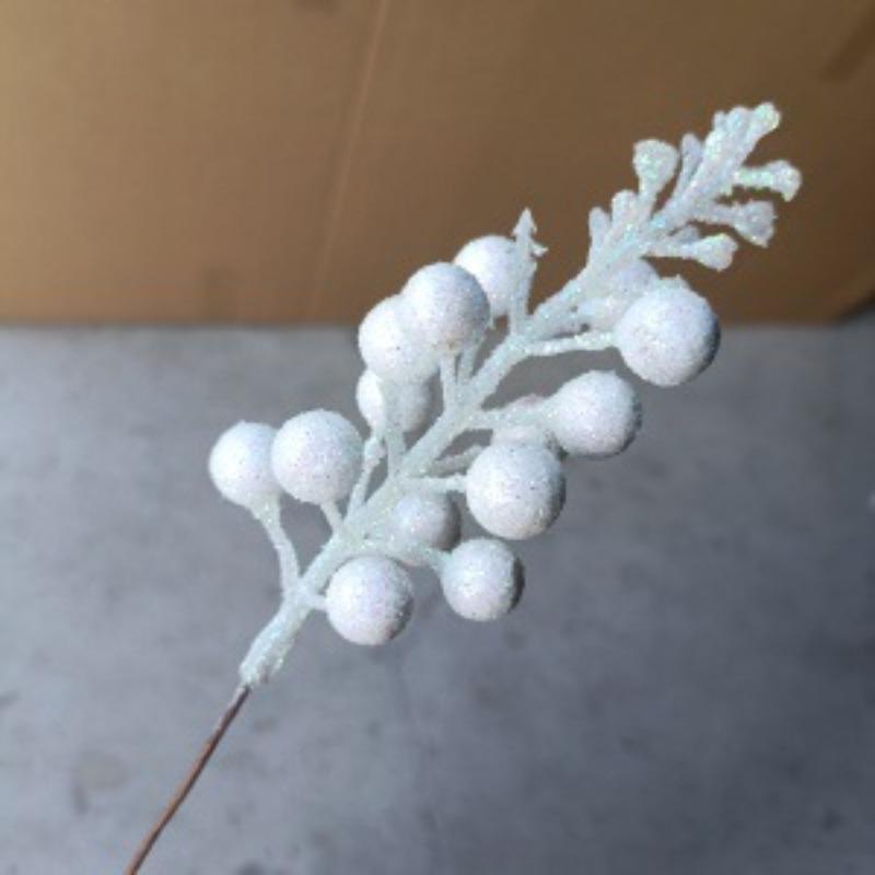 Christmas decorations, gold powder balls, berries, holiday atmosphere, Christmas tree wreath, rattan, gold powder sequin accessories