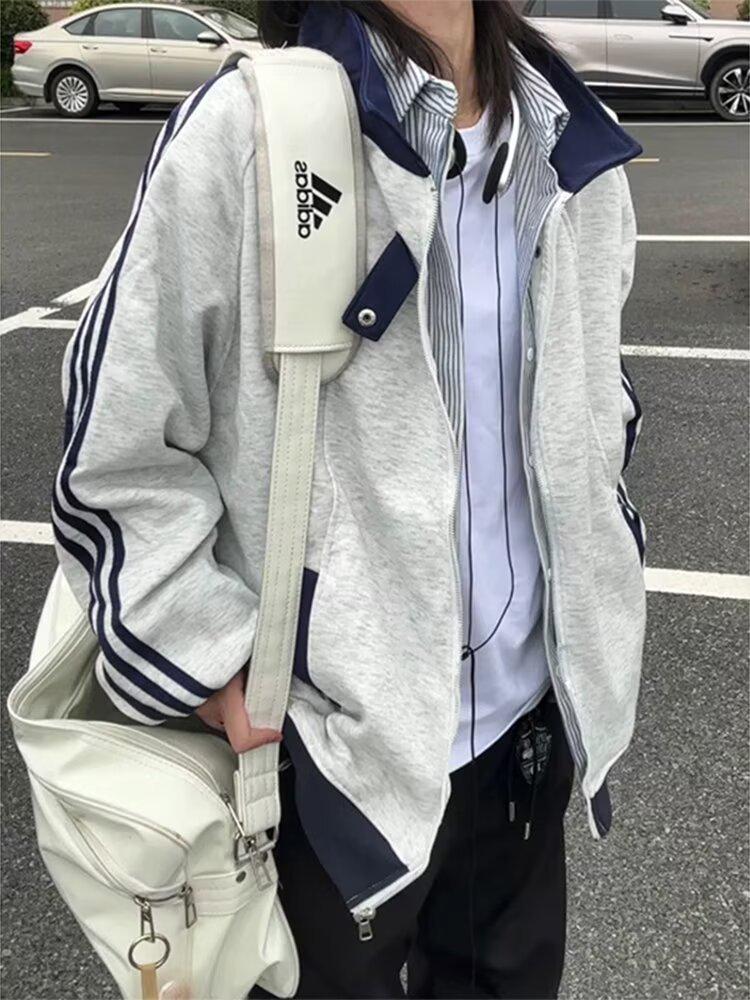 Herrjacka i Amerikansk College-stil med Lapptäcke och Ståkrage - Sportig Design med Tre Streck för Höst/Vinter