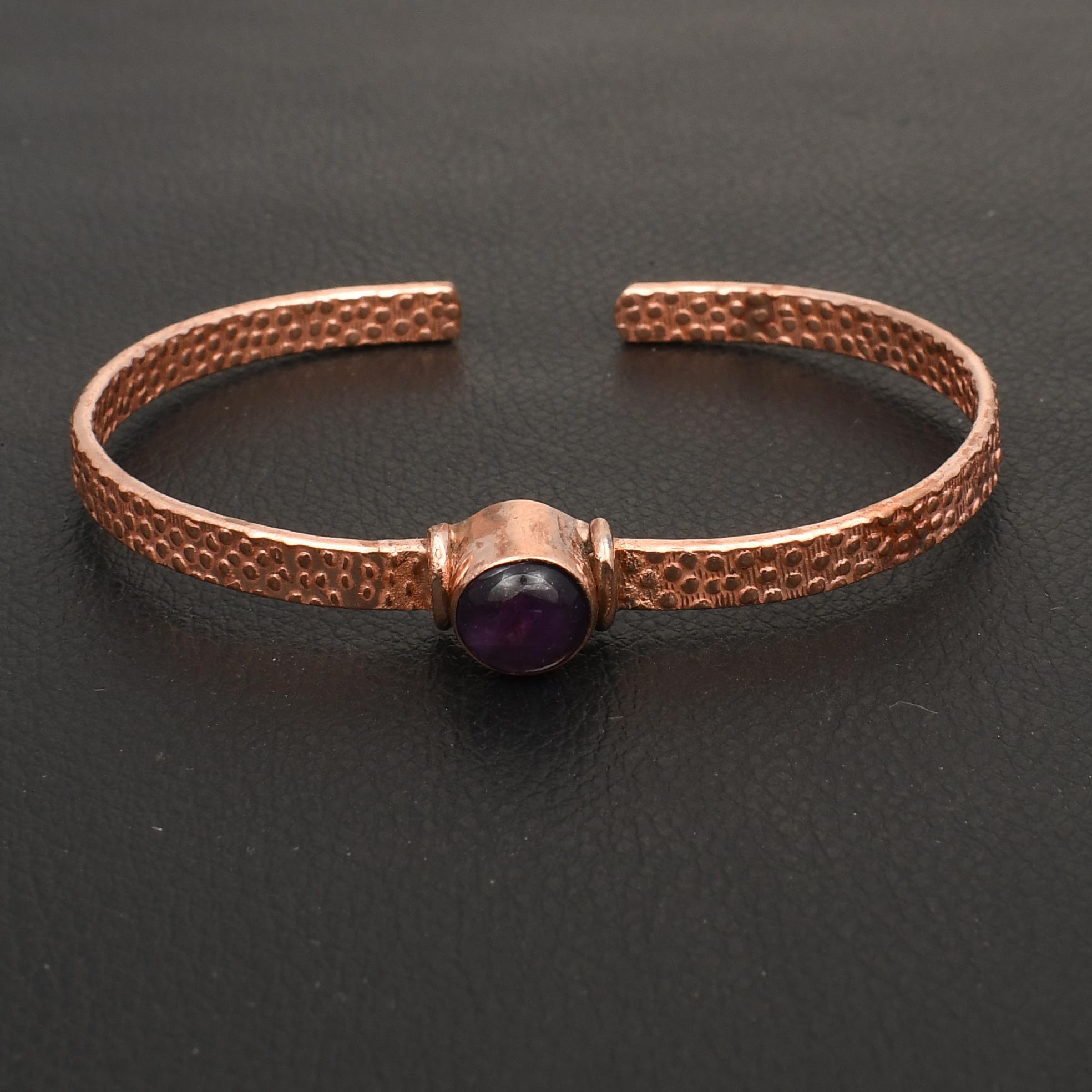 Браслет из натурального аметиста в чеканной меди - Открытый браслет-манжета, изготовленный вручную мастером - Уникальное акцентное украшение