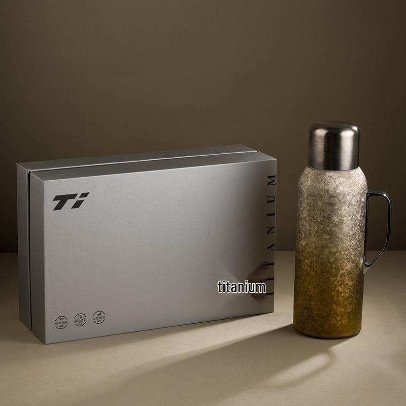 Large Capacity Pure Titanium Thermos Mug with Magnetic Suction Lid and Temperature Display