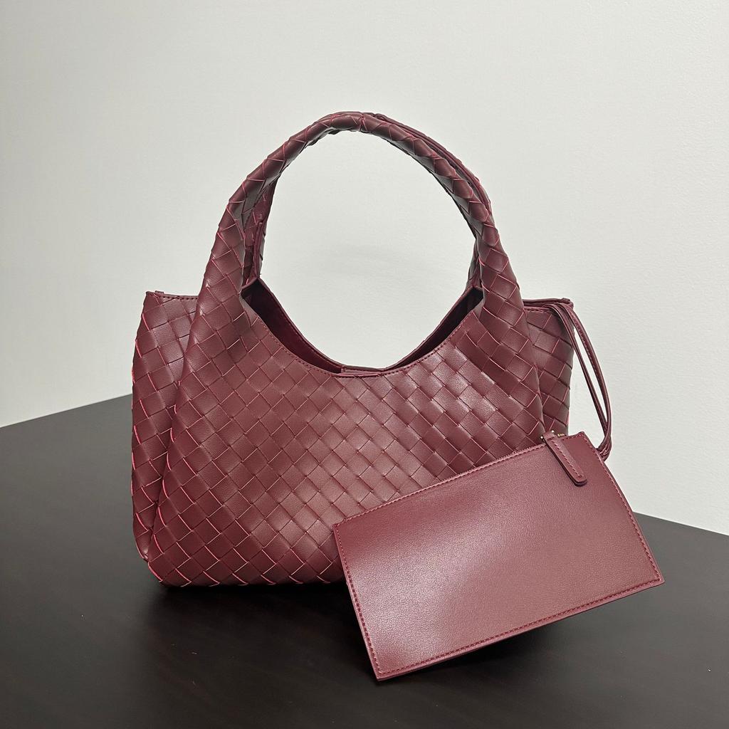 Hand-woven European and American Retro Texture Versatile Handbag Large Capacity Leisure Commuting Fashion Simple Tote Bag