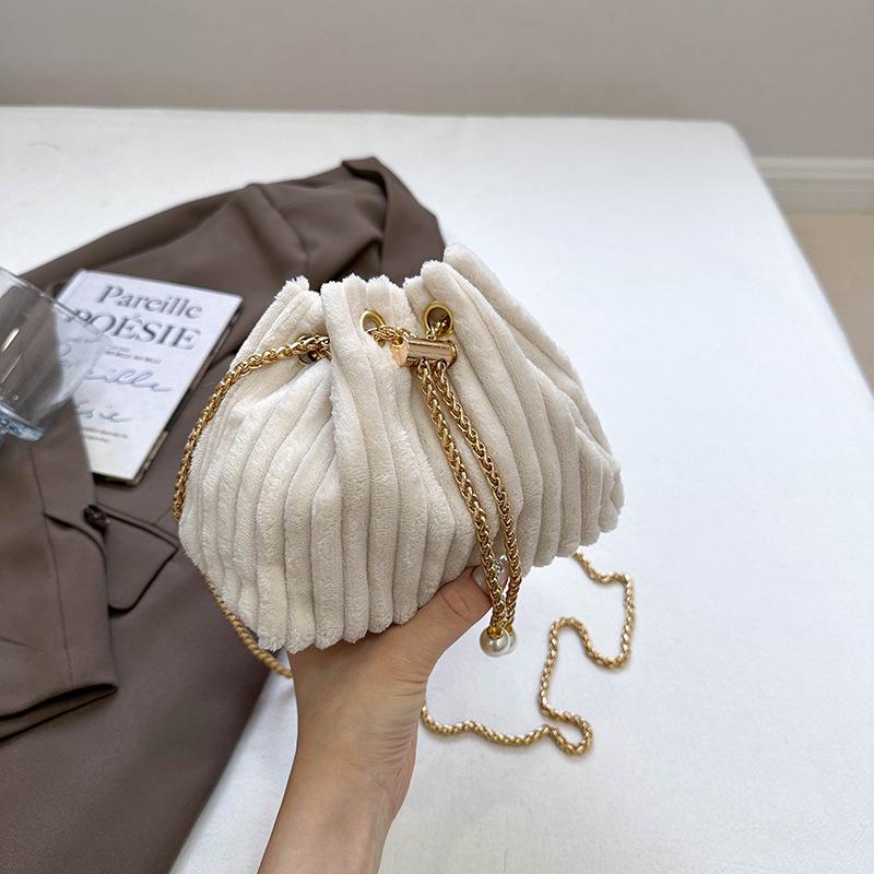 

2025 Trendy Women s Minimalist Chain Bucket Crossbody Bag білий