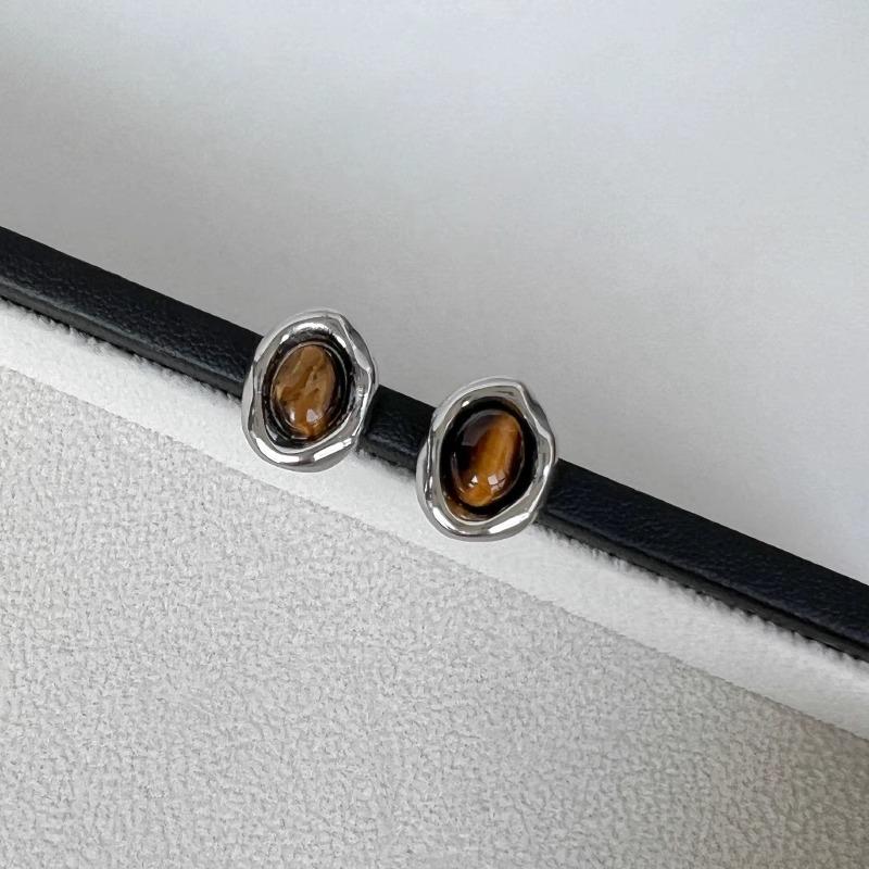 Caramel mousse silver needle autumn and winter Maillard tiger's eye stone stud earrings new year earrings