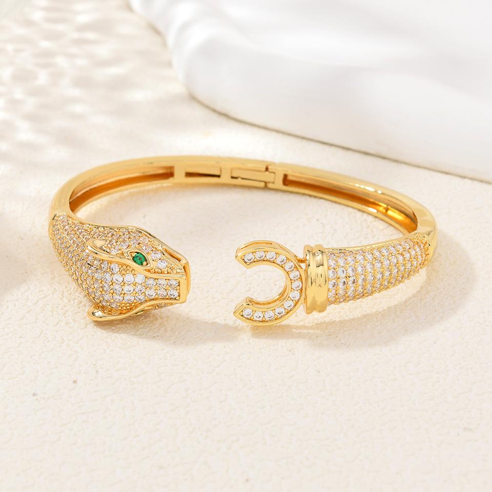 Classic and Luxurious Micro-plated Zirconia Leopard Bracelet