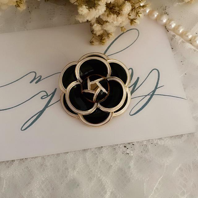 

Французский дизайн Sense Camellia Color Matching Retro Brooch Личность Простой Темперамент Атмосфера Корсаж Прилив чёрный