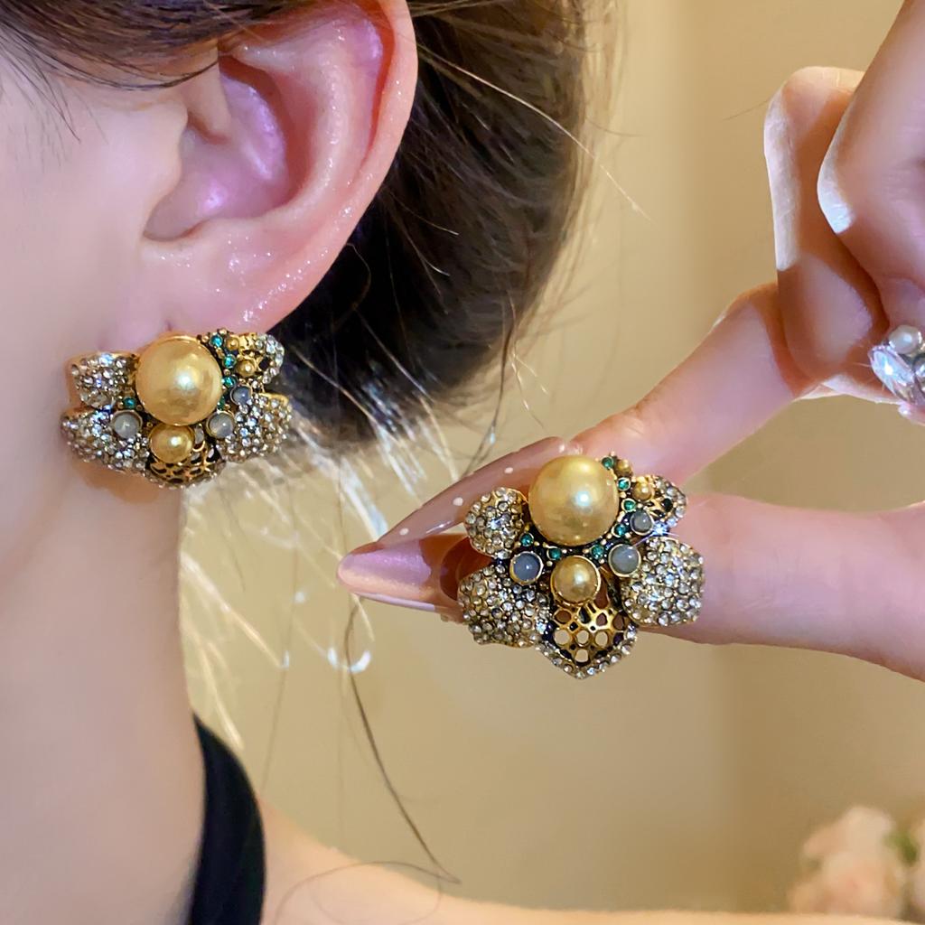 Französische Klassische Vintage Inlaid Diamanten Blume Imitation Perlen Ohrringe für Damen Mode Persönlichkeit Ohrring Schmuck Zubehör
