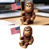 Vlastenecká figurka Big Foot Malá pryskyřičná figurka Big Foot držící americkou vlajku Soška Sasquatche Ozdoba na palubní desku auta Dekorace na stůl