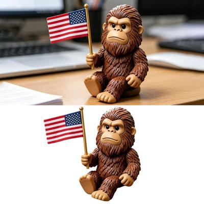 Estatueta Patriótica do Pé Grande Pequena Resina Pé Grande Segurando a Bandeira Americana Estátua Ornamento Sasquatch para Painel do Carro Decoração de Mesa