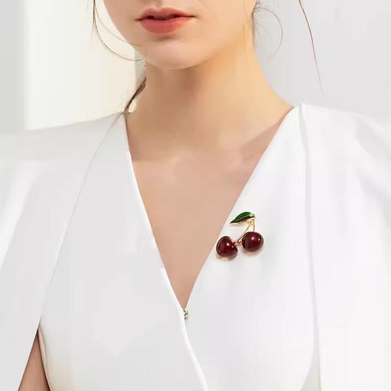 Luxuriöse rote Kirschbrosche für Damen: Elegantes Pullover-, Mantel- und Blazer-Pin-Accessoire
