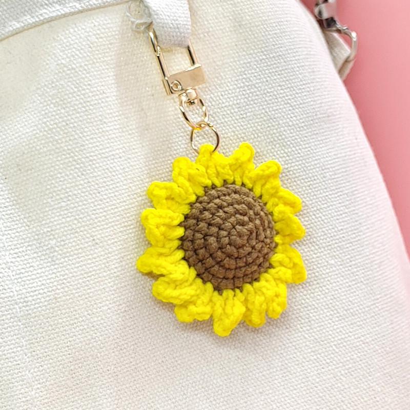 Handcrafted Sunflower Keychain: Colorful Smiley Face Bag Charm Pendant – Perfect for Bookbags or as a Decorative Gift.