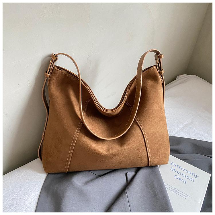 

Retro large-capacity bag women s 2025 new simple one-shoulder crossbody bag soft suede women s commuter tote bag trendy коричневый
