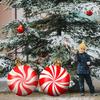 Weihnachten aufblasbarer Ball Lutscher-Design 23 Zoll Outdoor Weihnachten Riesen Garten Dekoration aufblasbare rote grüne Bälle Kinderspielzeug 2025