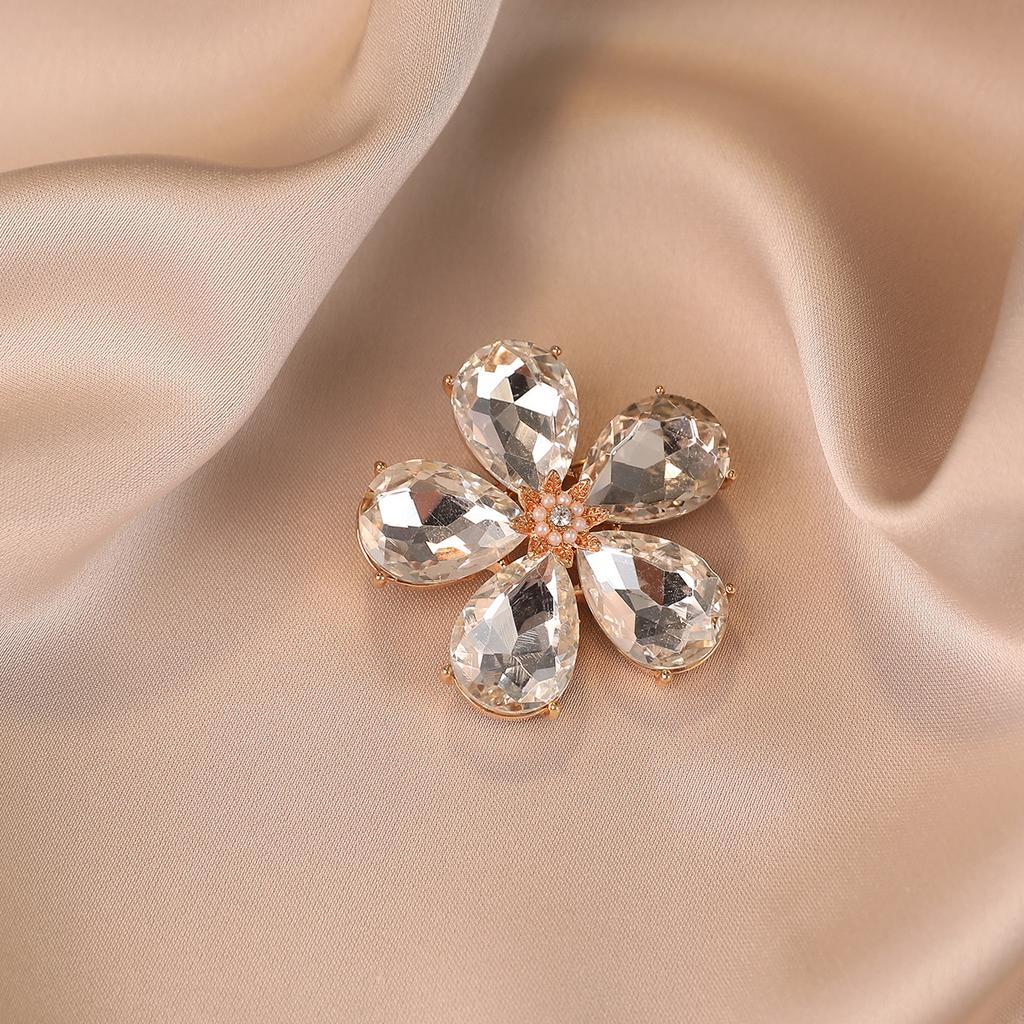 Retro Petal Alloy High-end Brooch, Elegant and Light Luxury Crystal, Personalized Coat Sweater Corsage