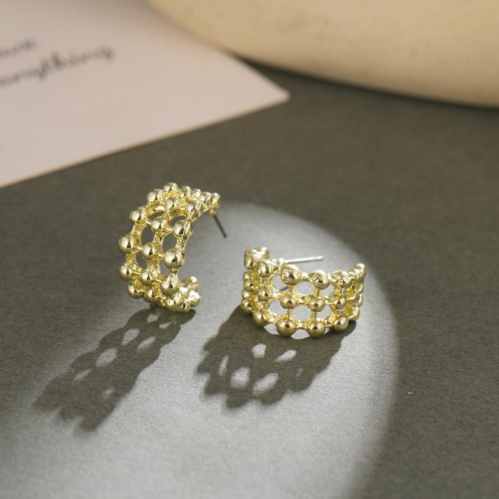 Boucles d'oreilles géométriques dorées creuses exagérées rétro créatives simples Personnalité féminine Boucles d'oreilles géométriques pour fille